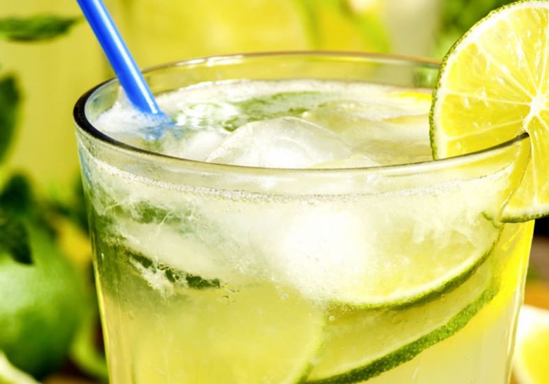 Detox pós-Páscoa: prepare um suco seca-barriga de limão e berinjela
