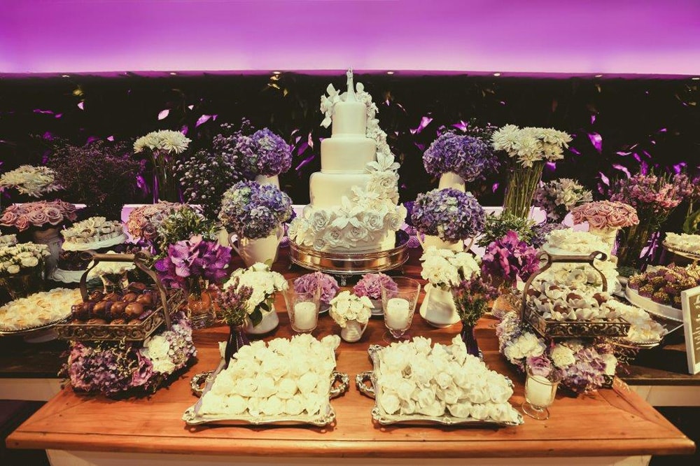 Casamento com decoração em tons de roxo e rosa – Flávia e Arthur
