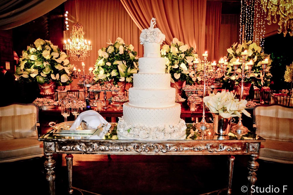 Casamento com decoração tradicional branca e verde – Daniela e Renato