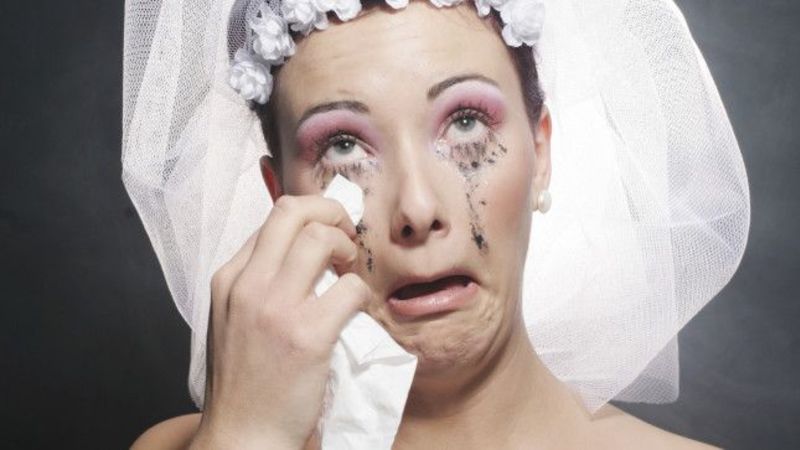Estágios que toda noiva passa ao fazer a lista de convidados – em GIFs