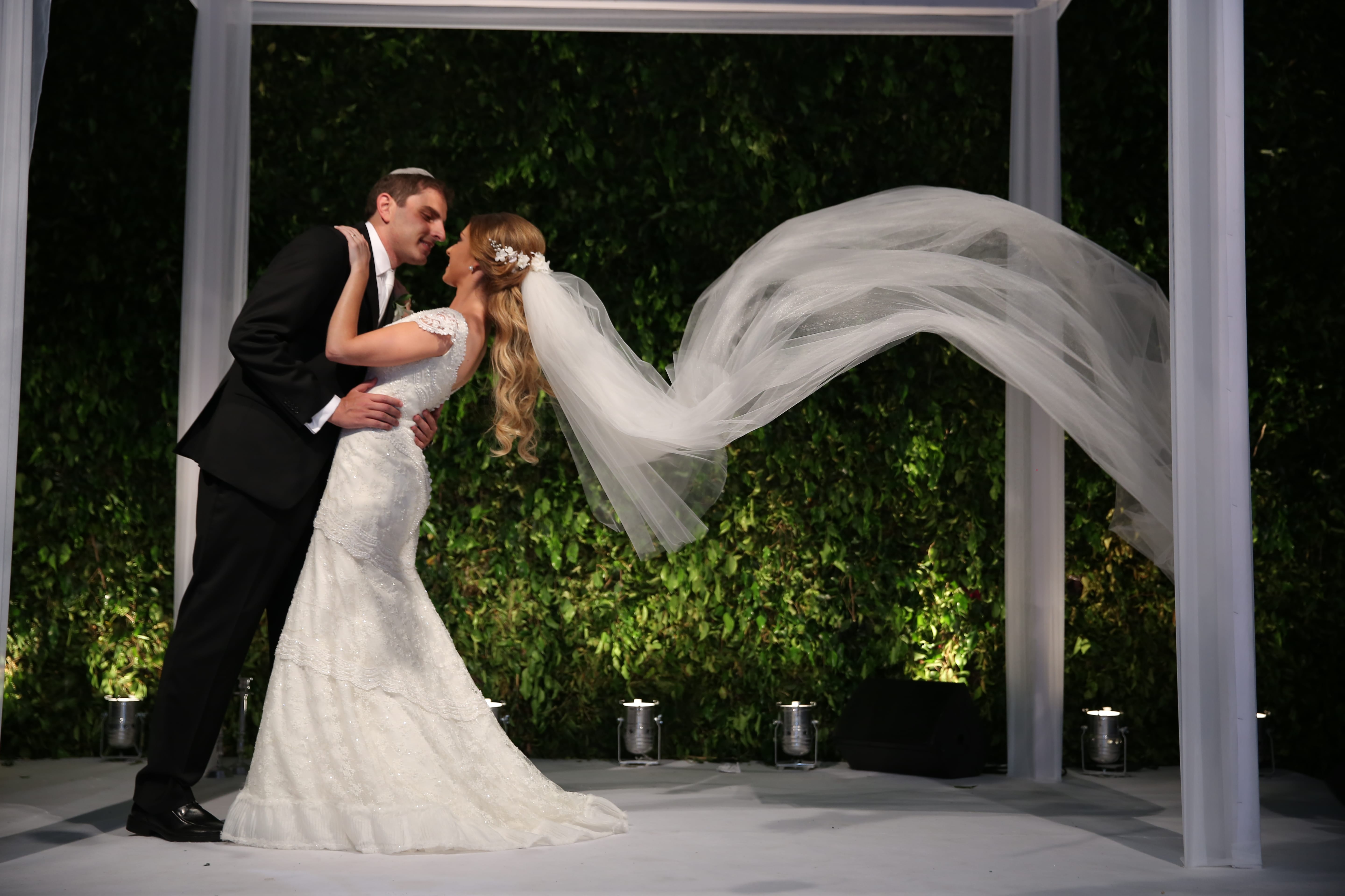 Casamento com decoração branca e verde – Isabela e Sebastian