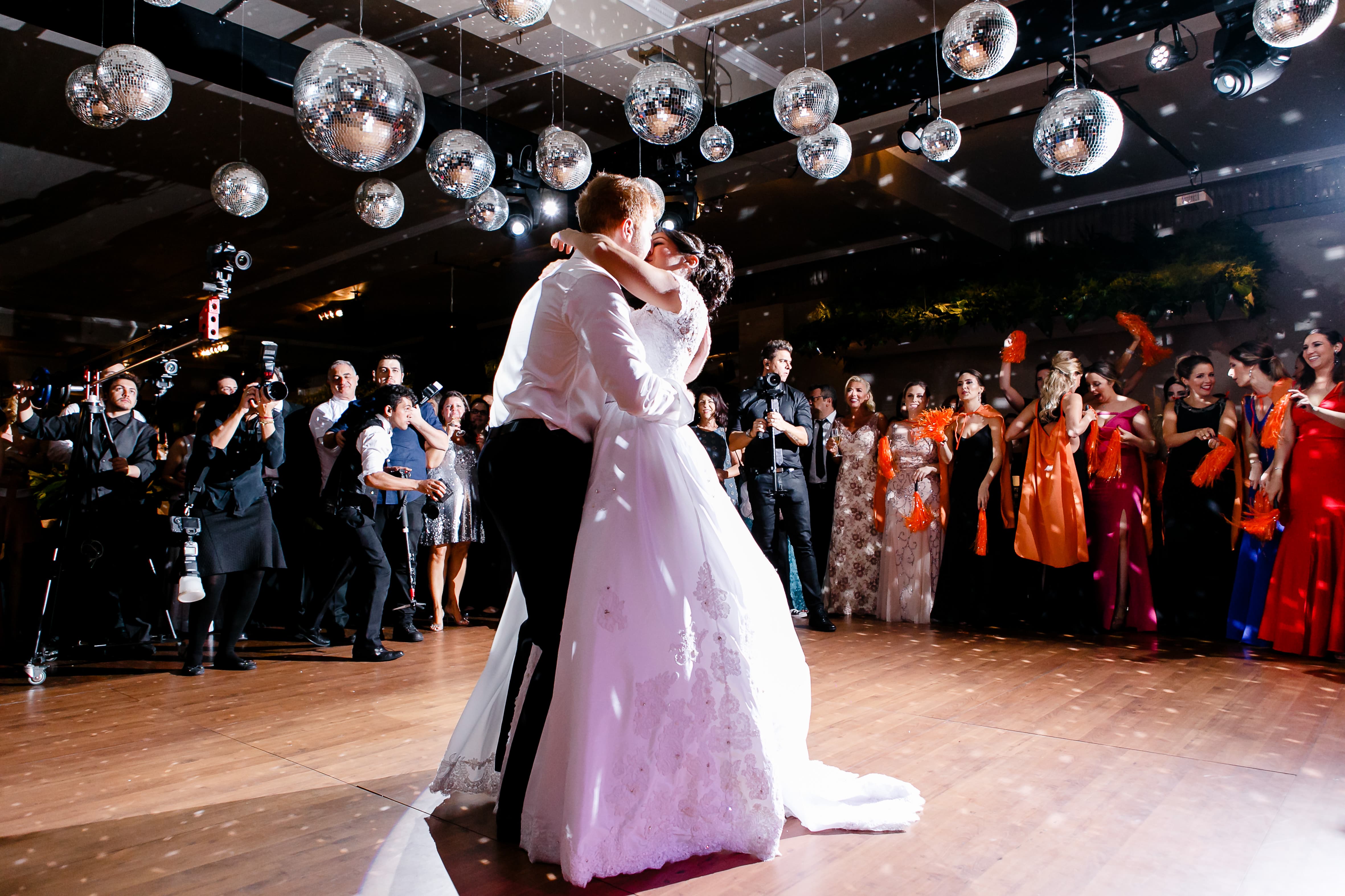 Casamento com decoração preta com folhagens – Jennifer e Artur