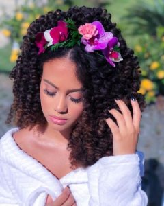 Penteado noiva afro solto com coroa de flores
