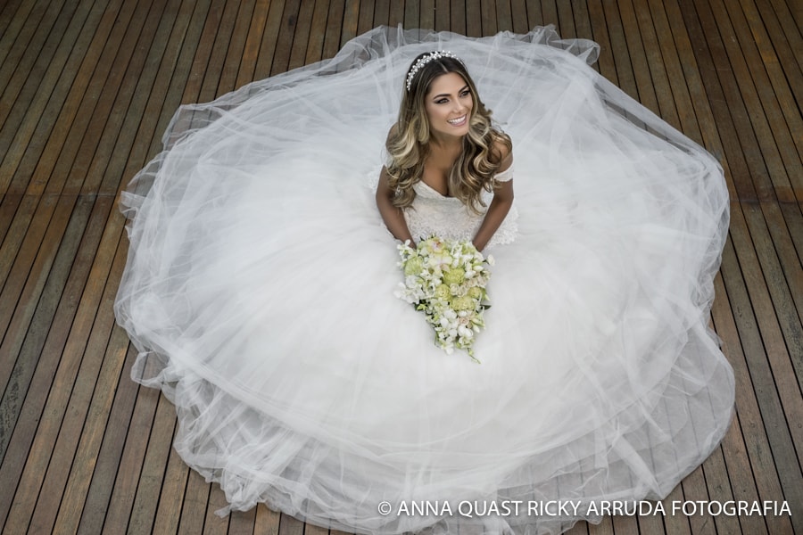 Anna Quast e Ricky Arruda assinam ensaio com vestidos de noiva de Dani Messih