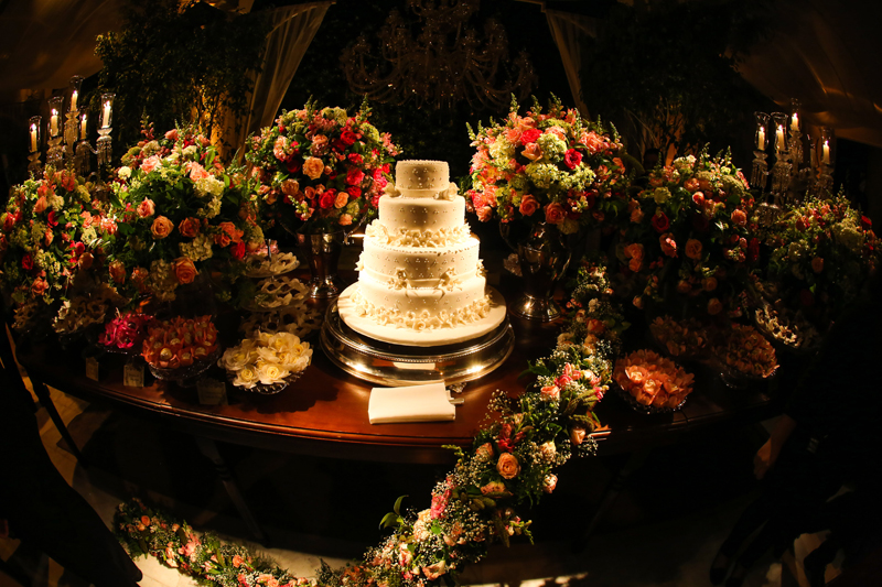 Casamento com decoração florida: Vivi e Felippo