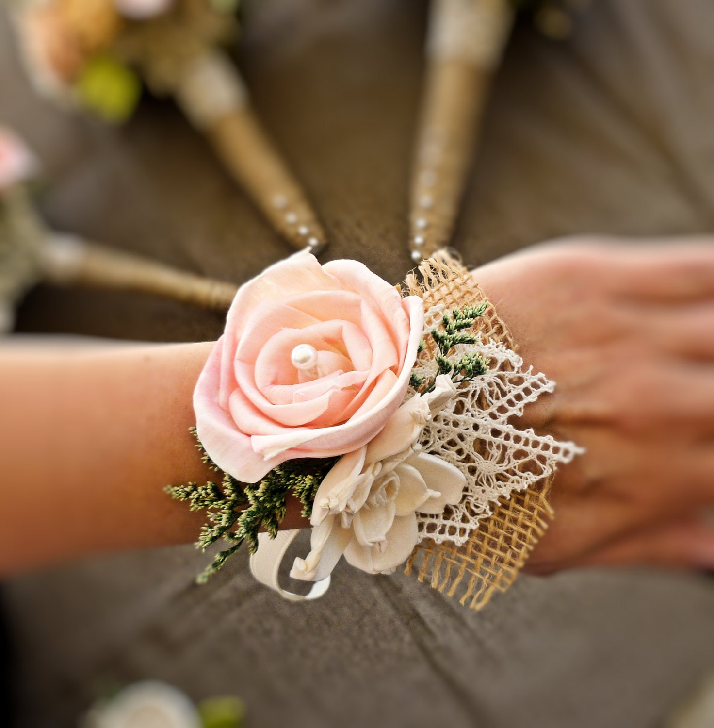 Tendência: corsage no lugar do buquê