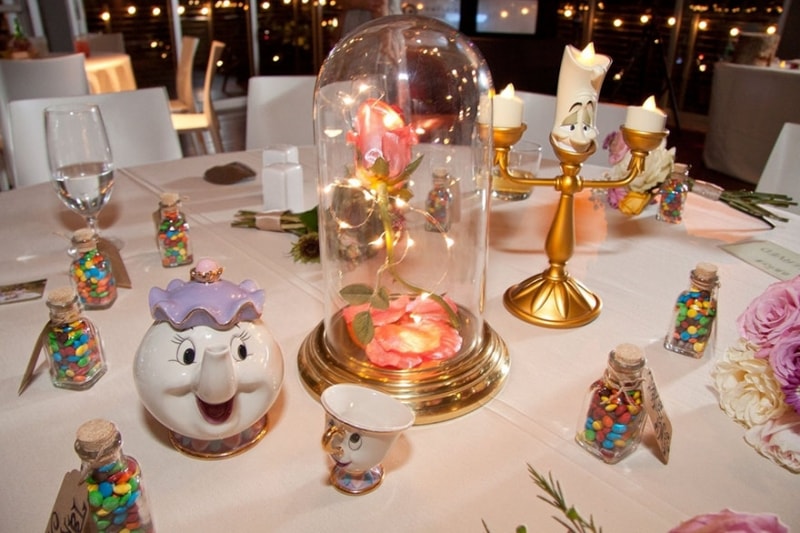 Casamento inspirado na Disney em que cada mesa representa um clássico diferente
