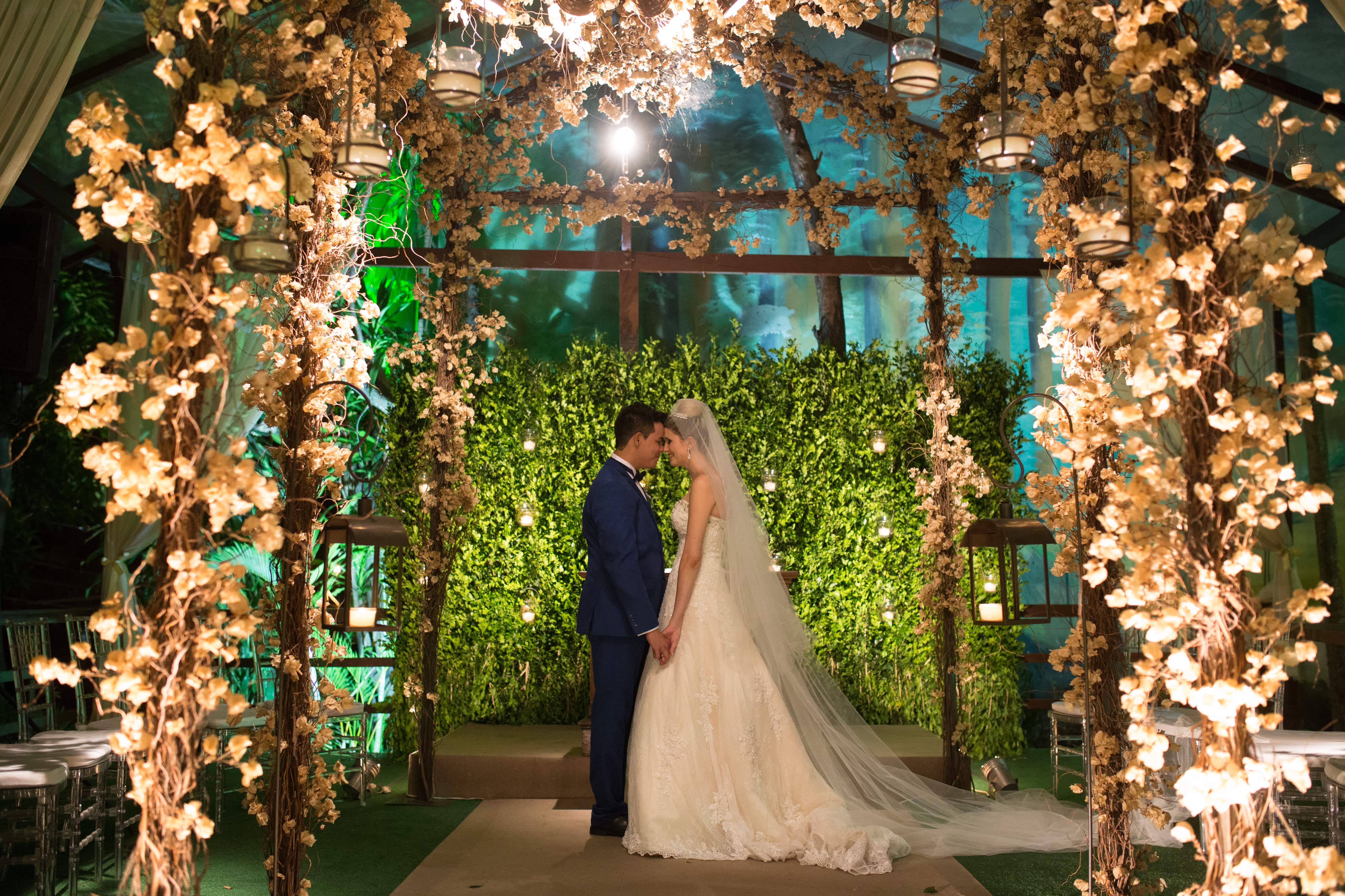 Casamento decorado com flores brancas e folhagens – Aline e David