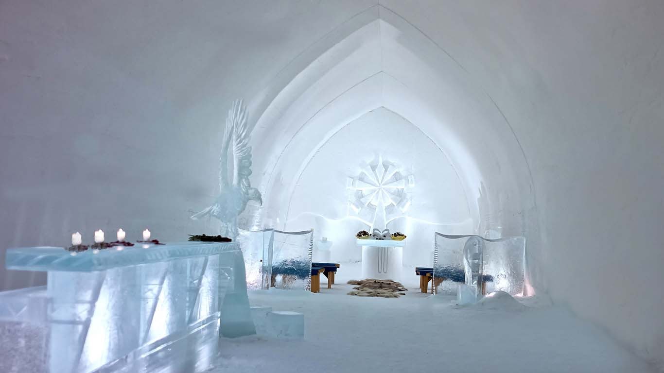 Hotel na Finlândia celebra casamento em meio da neve – com direito a capela-iglu