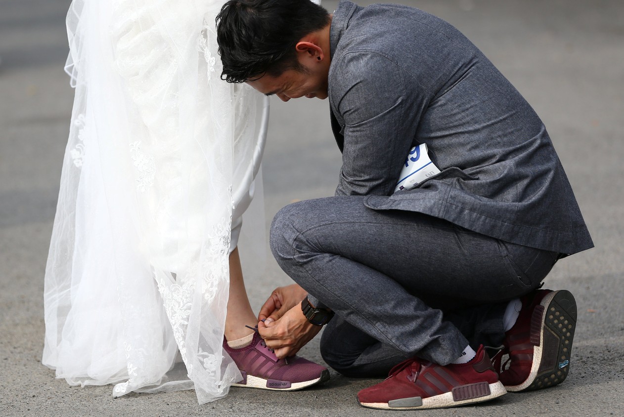 Noivas e noivos disputam corrida para ganhar casamento de US$ 28 mil