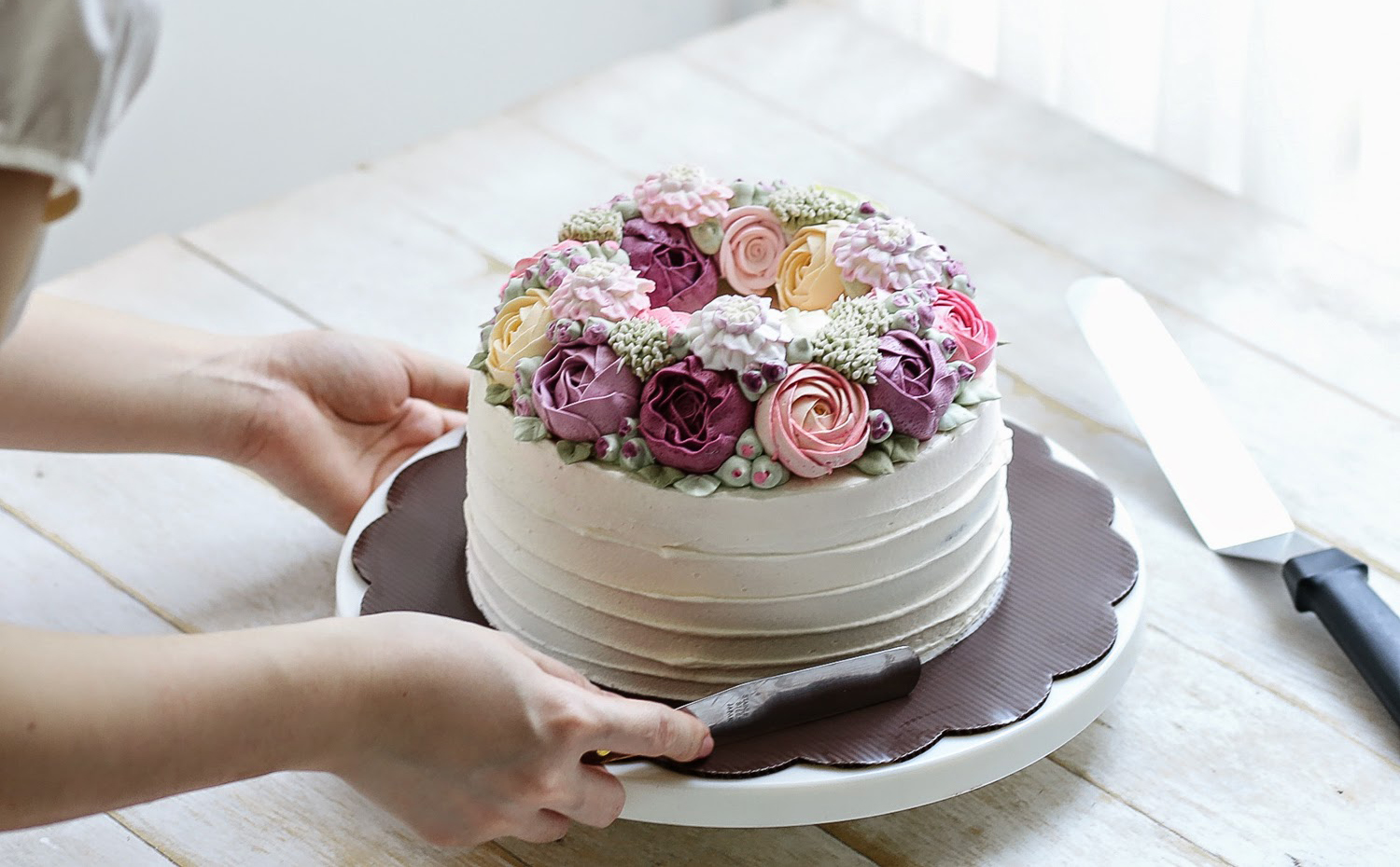 Artista transforma rosas e cactos em decoração de bolo