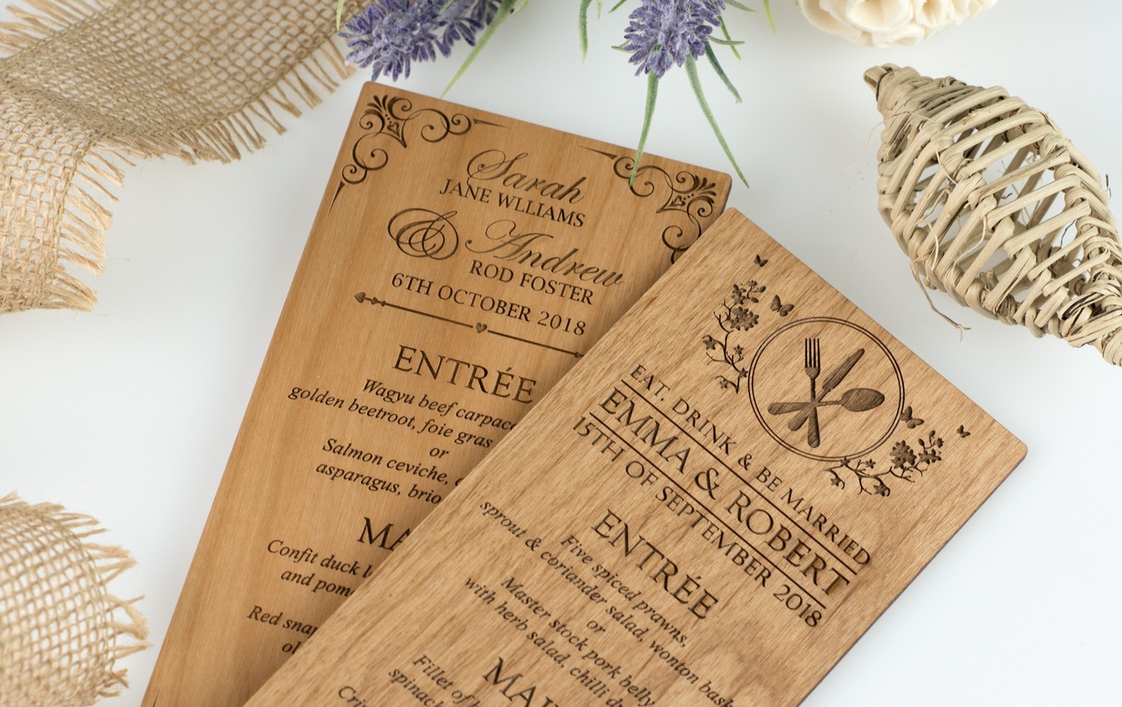 Você vai se apaixonar por esses menus de casamento feitos em madeira