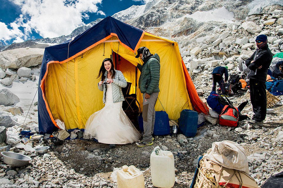 Nas alturas: noivos escalam o Monte Everest para se casar