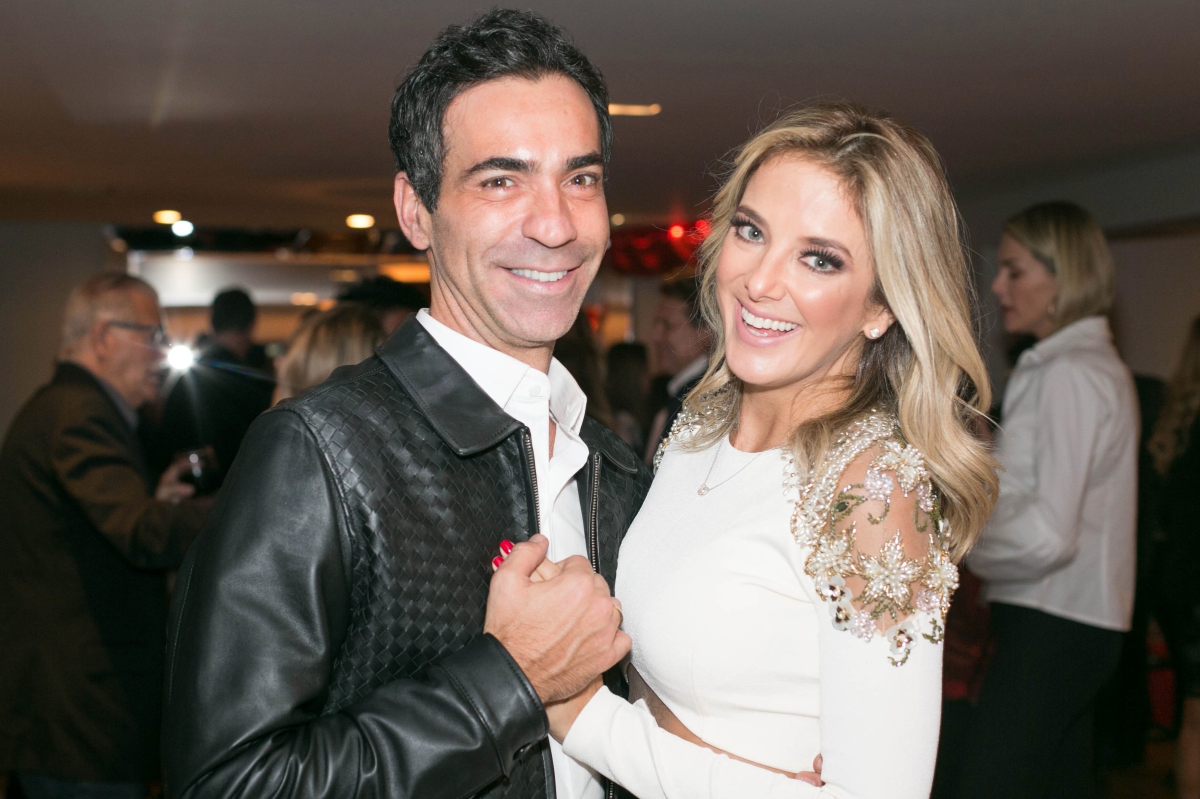 Casório à vista: Ticiane Pinheiro faz esboço de seu vestido de noiva