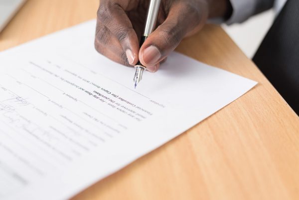 Assinatura do contrato com fornecedores de casamento