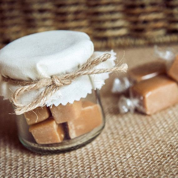 Caramelo é uma opção de o que dar de lembrancinha aos convidados