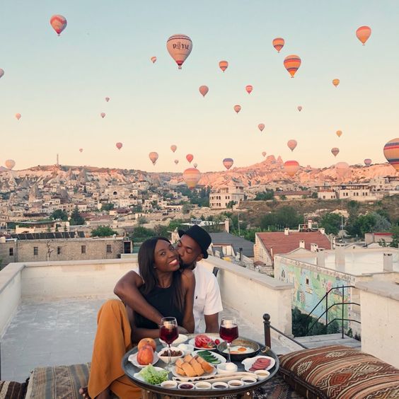 Casal viajando