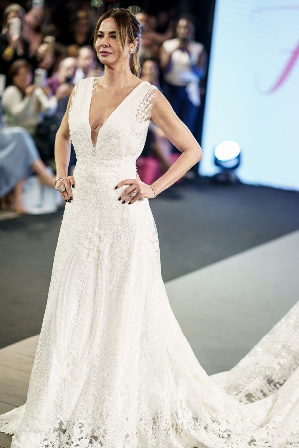 A estilista Flayza Vieira criou uma coleção belíssima de vestidos de noiva com o tema Sinta Você Mesma. Trazendo a brisa leve, o caminhar da mulher sofisticada e elegante sobre a areia, a coleção foi toda inspirada no romantismo da Ilha de Curaçao. Amamos todos!