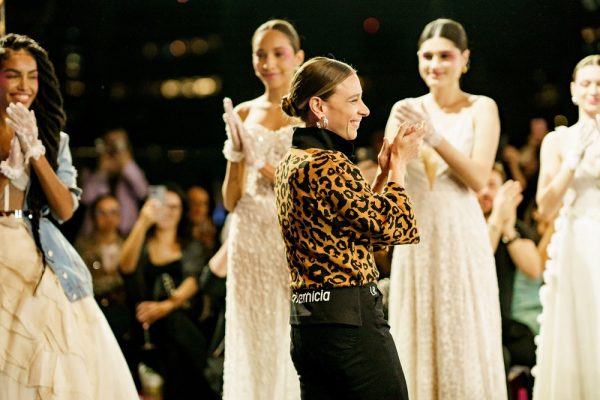 Estilista Lethicia Bronstein realiza desfile de 15 anos de sua marca no lançamento do Evento Casar.com.