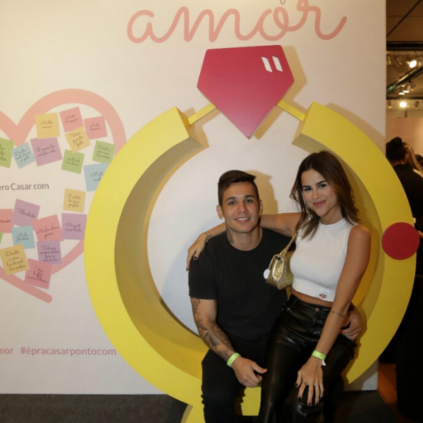 Isabela Matte, Forbes Under 30, e o noivo marcam presença no evento Casar.com, em São Paulo.