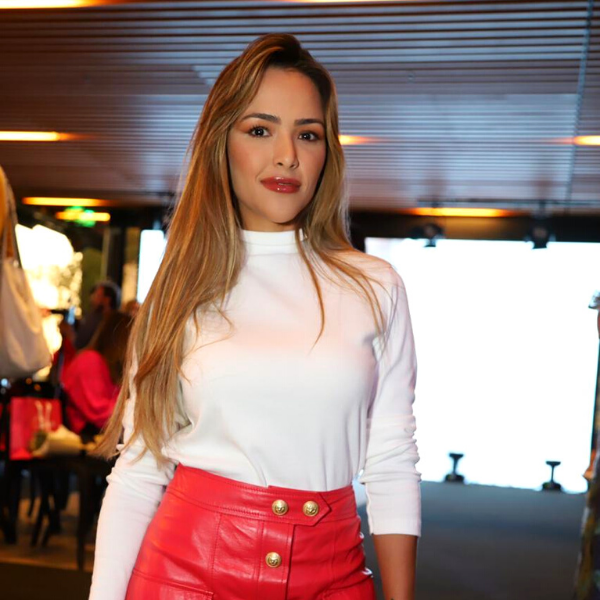 Gabi Luthai marca presença no evento Casar.com, em São Paulo, para prestigiar o desfile da estilista Lethicia Bronstein.