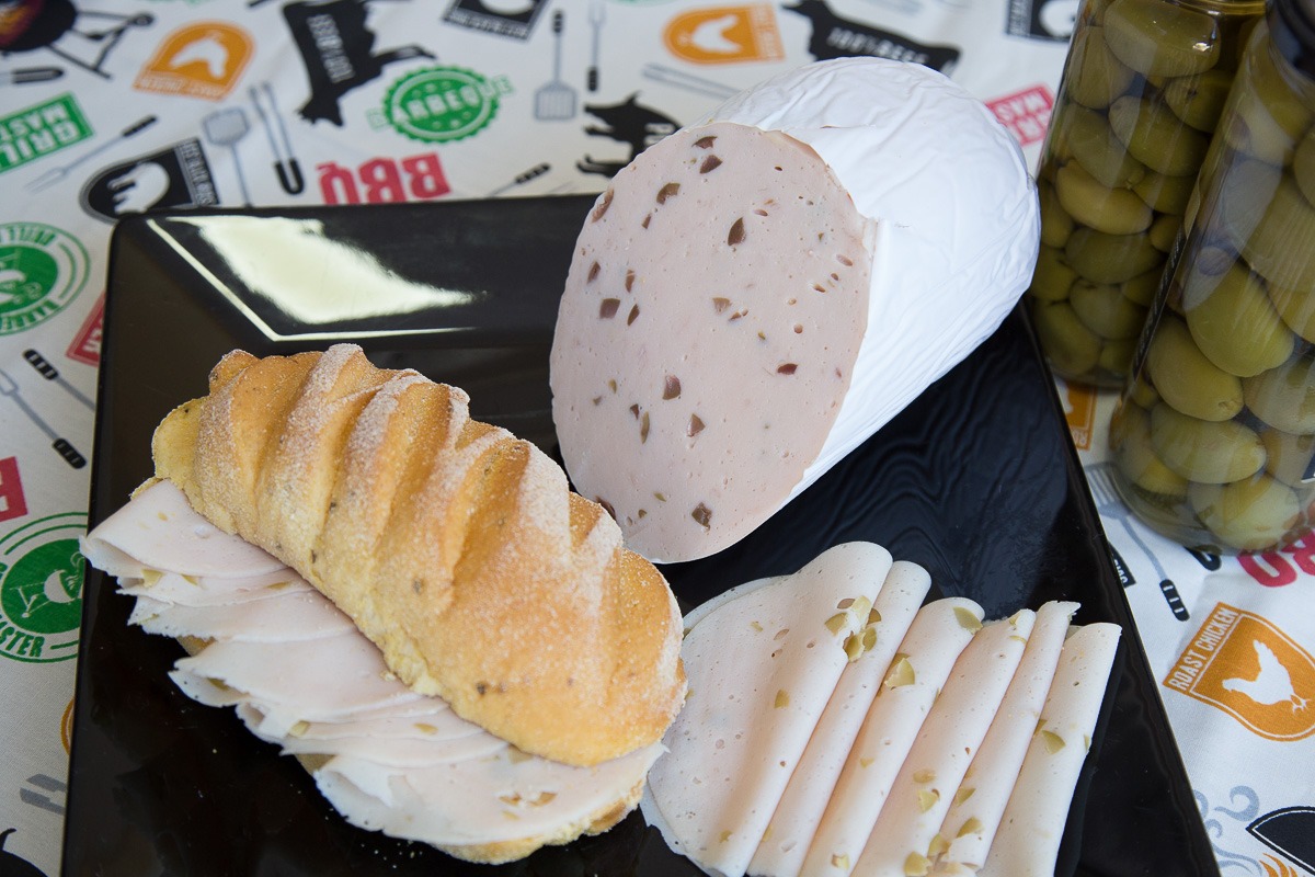 MORTADELA DE FRANGO COM AZEITONAS "preço por 100gr"