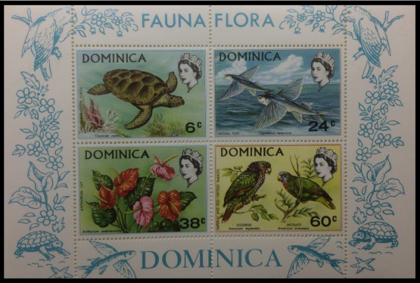 DOMINICA  - BLOCO ESCASSO COM 4 SELOS  COM O TEMA FAUNA LOCAL E A RAINHA -  SELOS EM ESTADO MINT DE