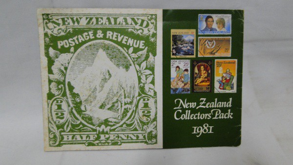 FOLDER DE SELOS: 1981 - NEW ZEALAND COLLECTORS PACK - COM UM TOTAL DE 26 SELOS E UMA SEXTILHA - NOVO