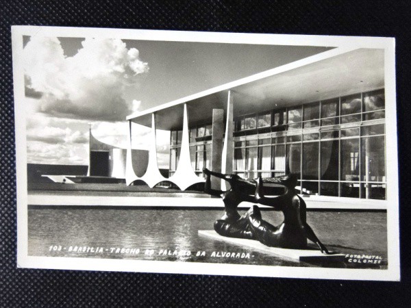 Brasília, postal da déc 60 tudo em primeiro plano. Escultura de Ceschiatti `AS BANHISTAS`. Bom estad
