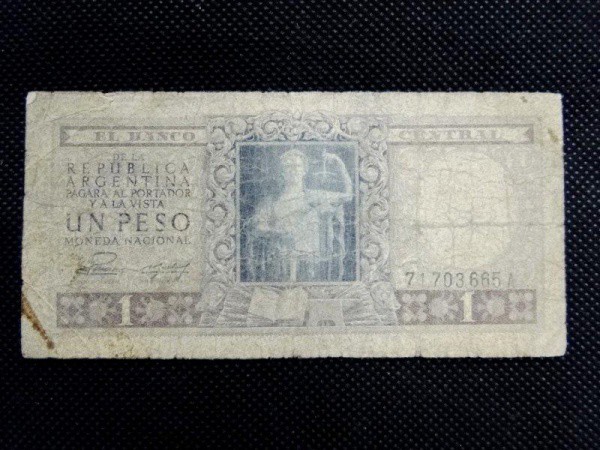 Argentina, cédula de 1 peso, déc. 40/50. Escassa.