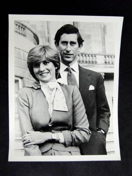 Inglaterra, fotografia oficial do Casal PríncipeCharles e Lady Di. Bom estado de conservação.