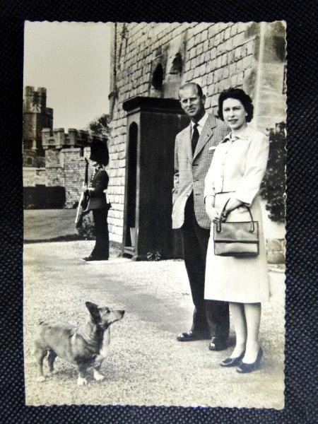Inglaterra, postal com a Rainha Elizabeth e o Duque de Edinburgh no Castelo de Windsor com o anima