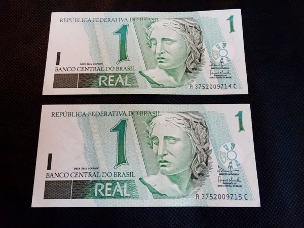 Brasil, lote com 2 cédulas de 1 real, estado soberba.