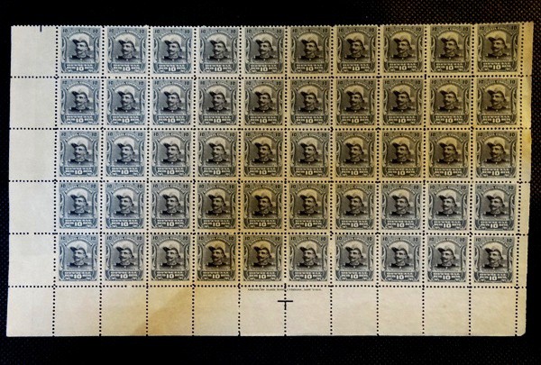 Brasil, parte de folha com 50 selos oficiais de 10 réis. Novos.