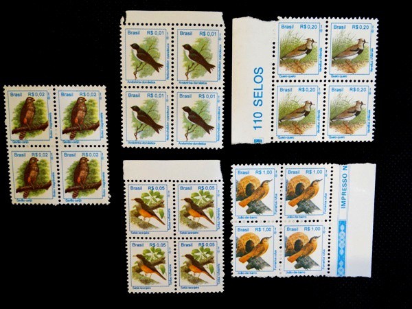 Lote com 05 quedas de selos regulares do Real. Série Aves. Novos com goma.