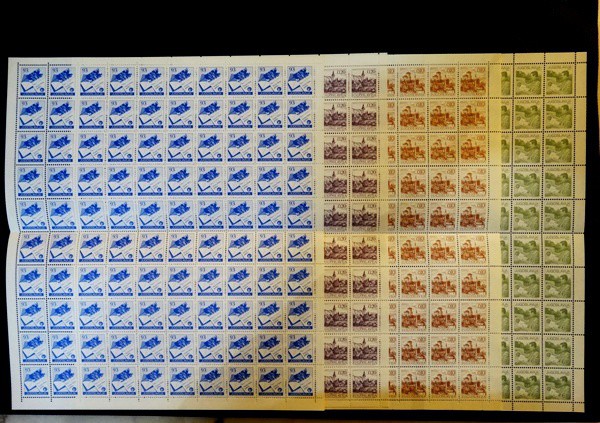 Iuguslávia, lote com 4 folhas com 100 selos cada. Novos com goma. Total de 400 selos.