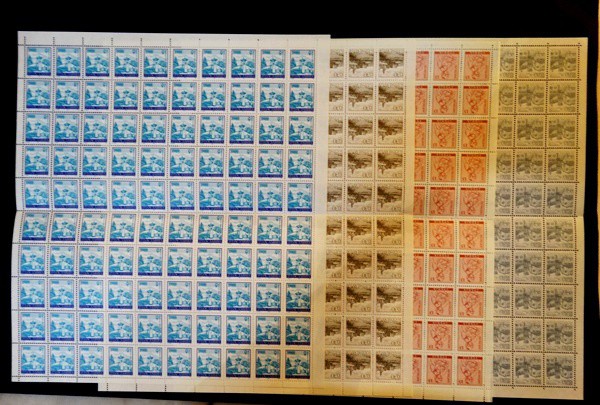 Iuguslávia, lote com 4 folhas com 100 selos cada. Novos com goma. Total de 400 selos.