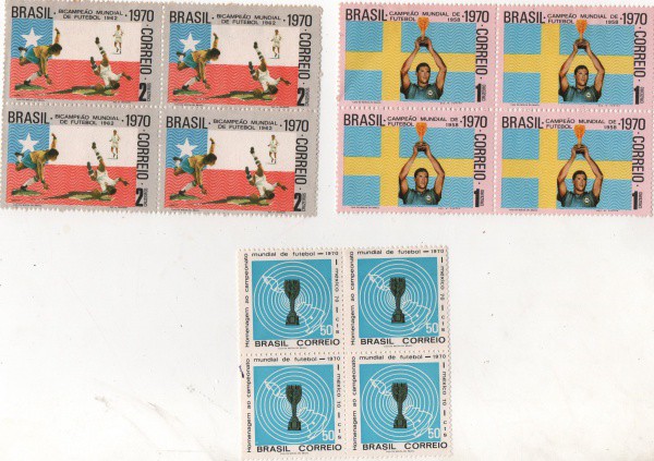 Filatelia: Conjunto de três (3) quadras de selos de campeonato Mundial de Futebol. Muito bem conserv
