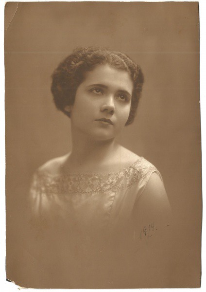 Antiga Fotografia: Menina, anos 20. Dimensões 14,0 X 21,0 cm. Bem conservada.