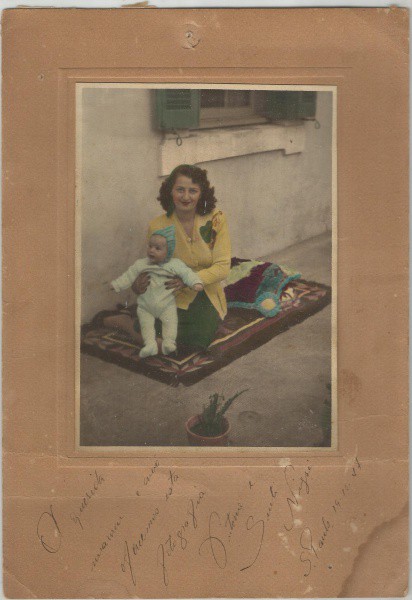 Fotografia sobre cartonado - Mãe e Bebe ano 1947. Tamanho 12 x 17 cm. MBC