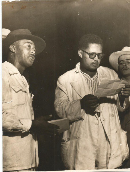 Fotografia : CARNAVAL - Escola de Samba Imperio Serrano , compositores 1956. Tamanho 18 x 24 cm. MBC