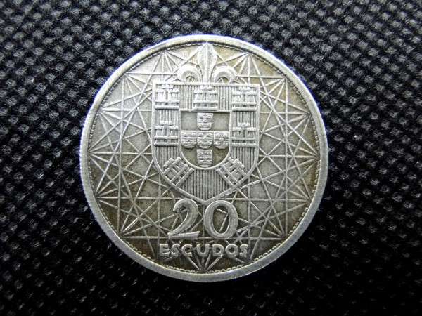 Portugal, moeda de prata de 20 escudos de 1966. Bom estado de conservação.