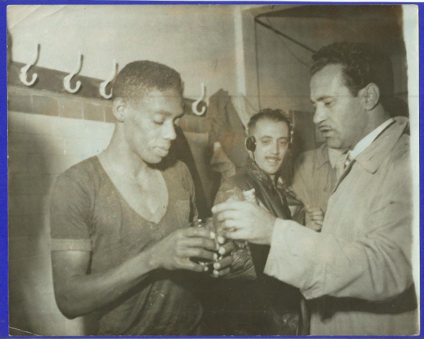 Fotografia : Futebol - Silvio Pirilo, treinador com Nilo do Bonsucesso, 1955. Dimensões  24 X 18 cm.