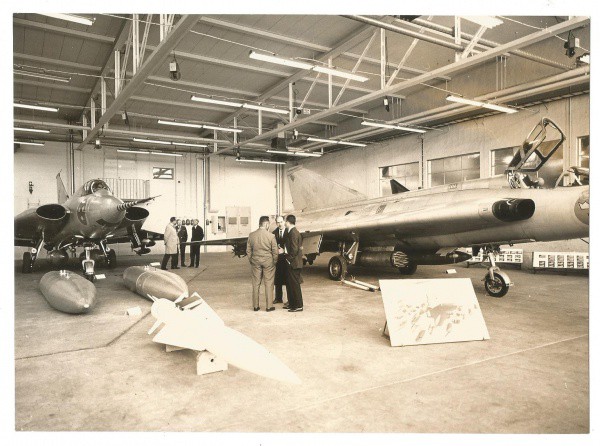 Fotografia:  Aviões em Hangar. Tamanho 20 x 16 cm. MBC
