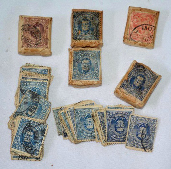Lote com diversos selos, sendo 6 malotes lacrados. Med.: 3 X 4 X 1 cm.