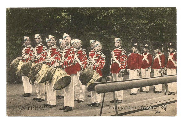 Cartão postal tipográfico colorizado a mão: Desfile do Parque de Divesões Tivoli Garden - Copenhaque