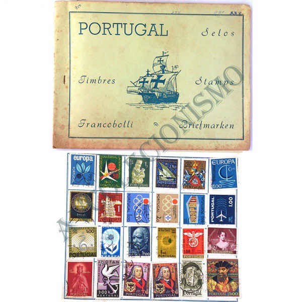 AV9567 - Caderneta com mais de 350 selos de Portugal e Colônias - Excelente estado de conservação.