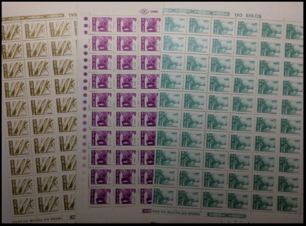 BRASIL - LOTE COM 3 FOLHAS DIFICEIS  DO BRASIL COMPLETAS - MAIS DE 330 SELOS REGULARES  EM ESTADO MI