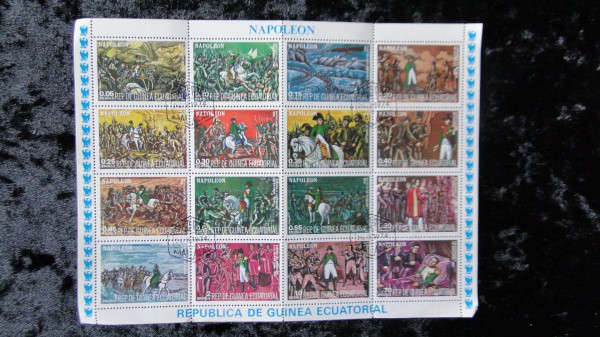 NAPOLEÃO BONAPARTE - MINI FOLHA COMPLETA, COM 16 SELOS RETRATANDO UMA CRONOLOGIA DA VIDA DO GRANDE E
