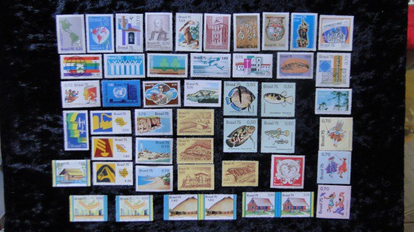 BRASIL - 1975 - 48 SELOS NOVOS - ANO COMPLETO - SÓ OS COMEMORATIVOS - VALOR DE CATÁLOGO (2010) R$ 17